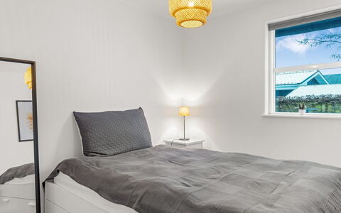 Algut - 80M from the Sea: Cama, Habitación, Diseño De Interiores, Lecho, Madera, Suelo, Mueble, Sábana, Techo, Piso