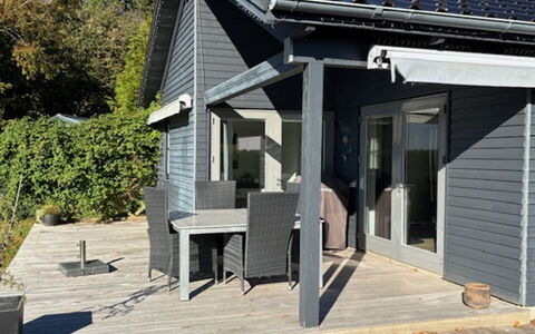Algut - 80M from the Sea: Madera, Porche, Puerta, Casa, Casa, Vía Muerta, Techo, Cabaña, Sombra, Cubierta