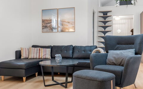 Algut - 80M from the Sea: Mueble, Diseño De Interiores, Piso, Suelo, Madera, Sala, Mesa, Sofá, Mesa De Café, Habitación