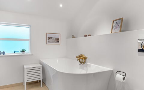 Algut - 80M from the Sea: Bañera, Diseño De Interiores, Piso, Arreglo De Tubería, Suelo, Techo, Baño, Casa, Encendiendo, Plomería