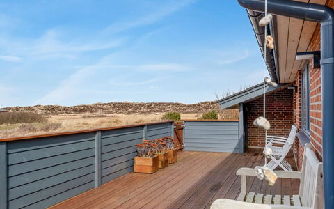 Severina - 900M from the Sea: Madera, Jardín, Patio Interior, El Terreno Del Lote, Casa, Techo, Sombra, Cubierta, Madera Dura, Yarda