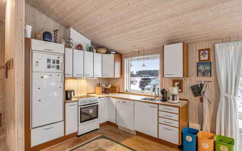 Gebko - 750M from the Sea: Madera, Cocina, Electrodoméstico, Techo, Aparato De Cocina, Mostrador, Mueble, Diseño De Interiores, Habitación, Piso