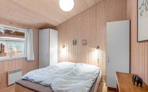 Gebko - 750M from the Sea: Pared, Diseño De Interiores, Madera, Habitación, Techo, Piso, Suelo, Cama, Mueble, Habitación