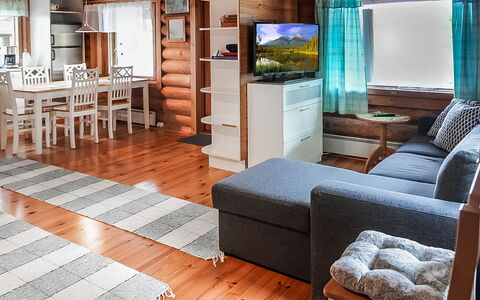 Sinikello: Mueble, Madera, Diseño De Interiores, Piso, Suelo, Techo, Sofá, Habitación, Sala, Departamento