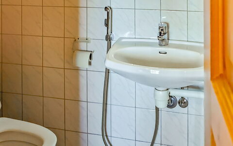 Sinikello: Baño, Lavabo Del Baño, Arreglo De Tubería, Lavabo, Grifo, Plomería, Diseño De Interiores, Piso, Suelo, Baño