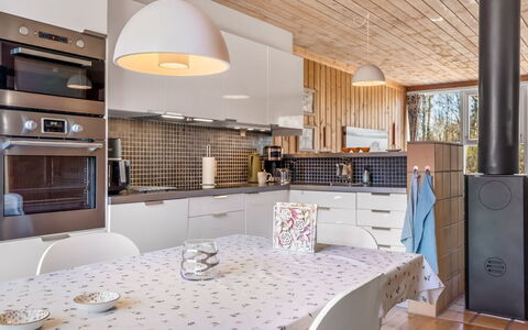 Eivi - 200M from the Sea: Mueble, Madera, Diseño De Interiores, Piso, Suelo, Silla, Habitación, Techo, Sala, Departamento