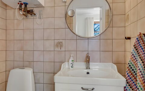 Fausta - 2Km from the Sea: Baño, Diseño De Interiores, Lavabo Del Baño, Pared, Piso, Arreglo De Tubería, Suelo, Lavabo, Grifo, Espejo