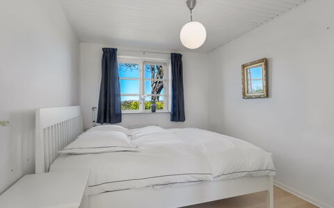 Fausta - 2Km from the Sea: Cama, Habitación, Diseño De Interiores, Techo, Madera, Mueble, Sábana, Lecho, Suelo, Marco De La Cama