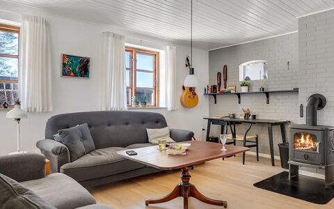 Fausta - 2Km from the Sea: Mueble, Diseño De Interiores, Piso, Pared, Madera, Suelo, Sala, Sofá, Habitación, Encendiendo