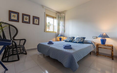Cambrils Park B: Mueble, Diseño De Interiores, Cama, Habitación, Suelo, Piso, Techo, Sábana, Habitación, Lecho