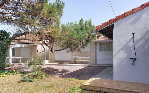 Genet: Casa, Barrio Residencial, Casa, El Terreno Del Lote, Sombra, Cabaña, Patio Interior, Inmuebles, Jardín, Yarda