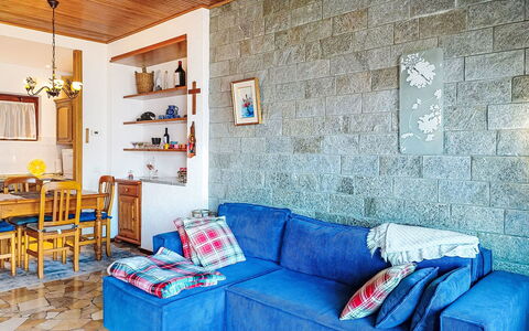 Uliana: Mueble, Madera, Silla, Suelo, Mar, Balcón, Cerca, Cubierta, Madera Dura, Manchas De Madera