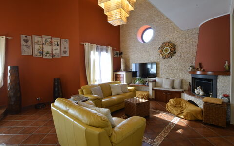 Villa Ina: Mueble, Diseño De Interiores, Pared, Piso, Techo, Madera, Habitación, Sala, Suelo, Encendiendo