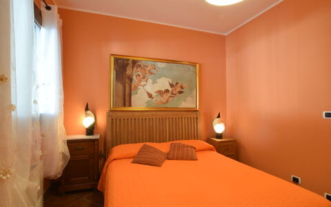 Villa Ina: Mueble, Cama, Habitación, Diseño De Interiores, Pared, Sábana, Lecho, Madera, Linos, Habitación