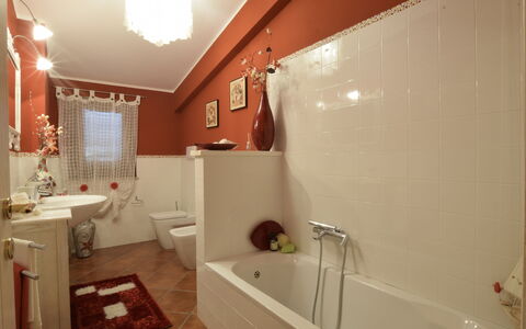 Villa Ina: Baño, Arreglo De Tubería, Diseño De Interiores, Piso, Bañera, Suelo, Grifo, Lavabo, Lavabo Del Baño, Plomería