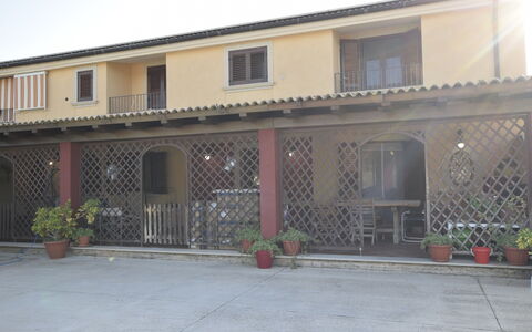 Villa Ina: Maceta, Planta De Casa, Patio, Estructura Al Aire Libre, Balcón