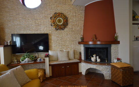 Villa Ina: Mueble, Diseño De Interiores, Pared, Madera, Piso, Habitación, Encendiendo, Sala, Suelo, Casa