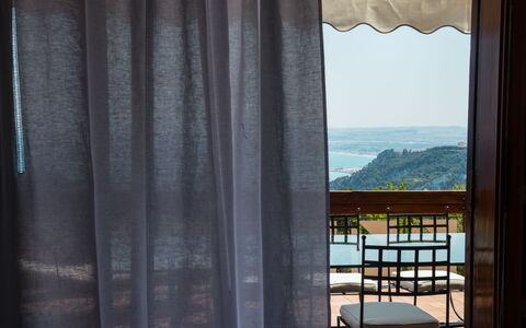 Villa Sole - Exclusive Villa al Conero con Piscina: Cubiertas De Ventanas, Textil, Cortina, Tratamiento De La Ventana, Sombra, Balcón, Linos, La Luz Del Día