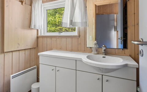 Euphemia - 200M from the Sea: Arreglo De Tubería, Lavabo Del Baño, Lavabo, Madera, Piso, Diseño De Interiores, Suelo, Grifo, Baño, Mueble De Baño