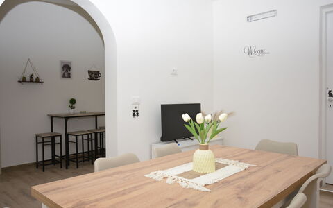 Villa Cosentini: Mueble, Diseño De Interiores, Piso, Pared, Mesa, Madera, Suelo, Cocina Y Comedor Mesa, Silla, Comedor