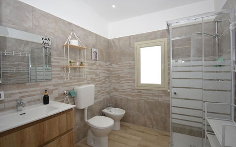 Villa Cosentini: Piso, Arreglo De Tubería, Pared, Suelo, Baño, Diseño De Interiores, Lavabo Del Baño, Lavabo, Asiento Del Baño, Baño