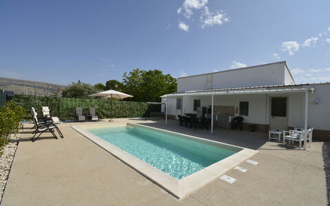 Villa Cosentini: Piscina, Material Compuesto, Sombra, Mueble Para Exteriores, Inmuebles, Recurso, Hormigón, Silla, Patio, Villa
