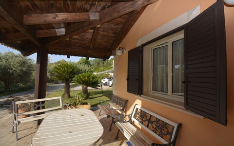 Villa del Monte: Madera, Mueble, Casa, Puerta, Sombra, Silla, Cabaña, Manchas De Madera, Mueble Para Exteriores, Porche