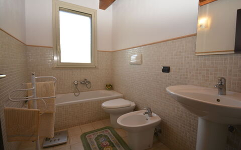 Villa del Monte: Piso, Arreglo De Tubería, Baño, Pared, Lavabo Del Baño, Suelo, Lavabo, Diseño De Interiores, Grifo, Plomería