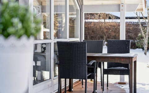 Elenor - 1.3Km from the Sea: Mueble, Mueble Para Exteriores, Vajilla, Mesa, Drinkware, Silla, Mesa Al Aire Libre, Comida, Botella