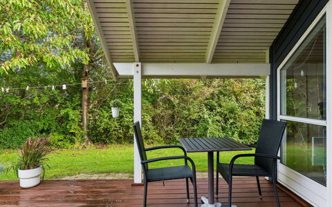 Elenor - 1.3Km from the Sea: Madera, Porche, Mueble, Mueble Para Exteriores, Sombra, Techo, Silla, Cubierta, Mesa Al Aire Libre, Estructura Al Aire Libre