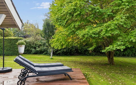 Elenor - 1.3Km from the Sea: Mueble, Madera, Mueble Para Exteriores, Banco Al Aire Libre, Cobertura Del Suelo, Banco, Sombra, Jardín, Madera Dura