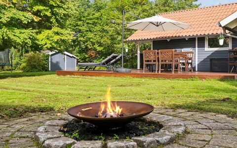 Elenor - 1.3Km from the Sea: Jardín, Césped, Cabaña, Cobertura Del Suelo, Mueble Para Exteriores, Patio Interior, Yarda, Sombra, Paisajismo, Casa De Campo