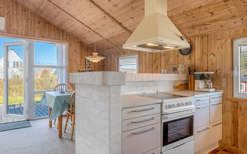 Heika - 6.8Km from the Sea: Cocina, Madera, Techo, Mostrador, Piso, Aparato De Cocina, Diseño De Interiores, Mueble, Gabinetes, Electrodoméstico