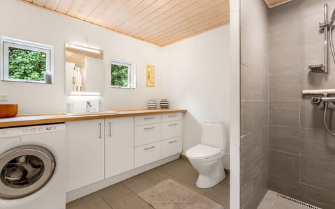 Hava - 250M from the Sea: Piso, Diseño De Interiores, Suelo, Madera, Arreglo De Tubería, Techo, Habitación, Baño, Plomería, Lavabo