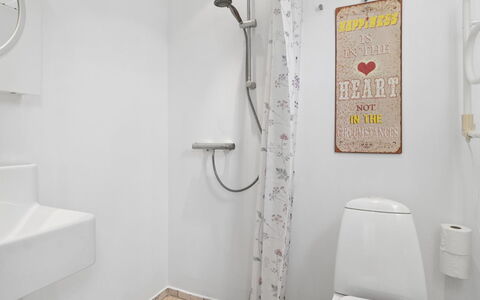 Ljubinka - 5M from the Sea: Baño, Arreglo De Tubería, Pared, Piso, Diseño De Interiores, Suelo, Baño, Asiento Del Baño, Plomería, Habitación