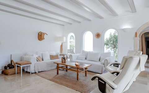 Tika: Mueble, Sofá, Pared, Diseño De Interiores, Piso, Casa, Sala, Suelo, Departamento, Habitación