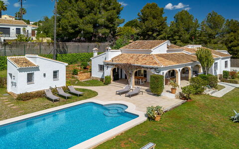 Tika: Inmuebles, Mansión, Hacienda, Villa, Césped, Piscina, Paisajismo, Yarda, Casa De Campo, Recurso