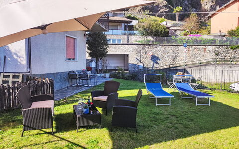 Casa Melinda: Mueble, Madera, Mueble Para Exteriores, Mesa, Mesa Al Aire Libre, Silla, Cocina Y Comedor Mesa, Cubierta, Madera Dura, Porche