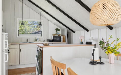 Petkana - 4Km from the Sea: Diseño De Interiores, Mueble, Lámpara, Piso, Techo, Madera, Cocina, Mostrador, Encendiendo, Suelo