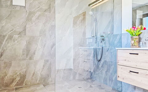 Panoramablick Tauern: Piso, Suelo, Loseta, Diseño De Interiores, Material Compuesto, Arreglo De Tubería, Baño, Mármol