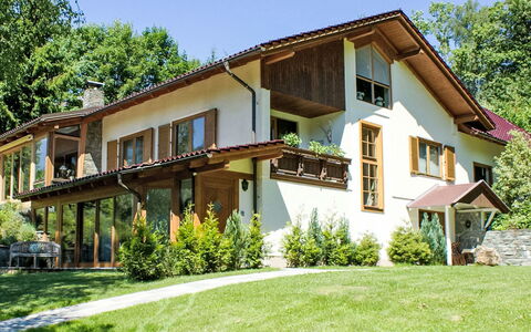 Luna: Techo, Casa, Casa, Cabaña, Puerta, Vía Muerta, Inmuebles, Césped, Yarda, Porche