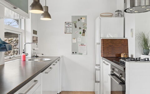 Sida - 1.5Km from the Sea: Mueble, Madera, Diseño De Interiores, Piso, Suelo, Silla, Habitación, Techo, Sala, Departamento