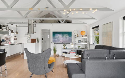 Sida - 1.5Km from the Sea: Mueble, Madera, Diseño De Interiores, Piso, Suelo, Silla, Habitación, Techo, Sala, Departamento