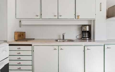 Cedomir - 400M from the Sea: Gabinetes, Piso, Cocina, Mostrador, Fregadero, Diseño De Interiores, Suelo, Aparato De Cocina, Alacena, Cajón