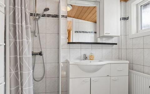 Cedomir - 400M from the Sea: Arreglo De Tubería, Lavabo, Lavabo Del Baño, Piso, Diseño De Interiores, Suelo, Mueble De Baño, Grifo, Baño, Plomería