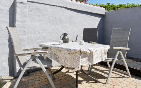 Cedomir - 400M from the Sea: Mueble, Mueble Para Exteriores, Vajilla, Mesa, Drinkware, Silla, Mesa Al Aire Libre, Comida, Botella
