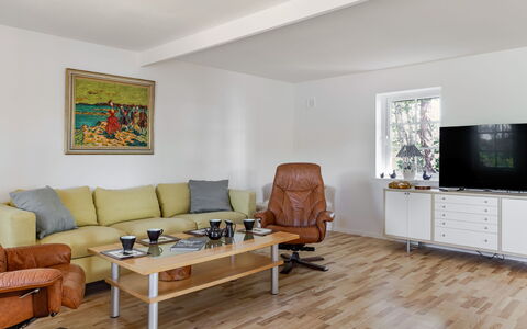 Rönnö: Mueble, Diseño De Interiores, Piso, Sofá, Pared, Suelo, Madera, Sala, Mesa, Habitación