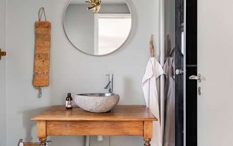 Rönnö: Arreglo De Tubería, Espejo, Diseño De Interiores, Lavabo Del Baño, Baño, Grifo, Piso, Plomería, Lavabo, Suelo