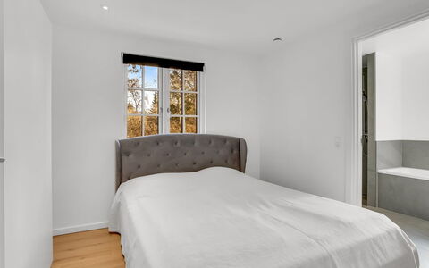 Goti - 400M from the Sea: Cama, Habitación, Mueble, Lecho, Diseño De Interiores, Piso, Suelo, Sábana, Madera, Techo