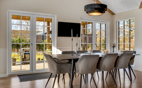 Goti - 400M from the Sea: Mueble, Diseño De Interiores, Piso, Silla, Suelo, Mesa, Comedor, Madera, Suelos De Madera, Cocina Y Comedor Mesa